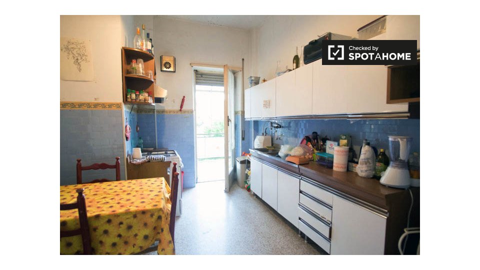 Immagine 12 di Camera condivisa in affitto  in Piazza San Giovanni Bosco a Roma