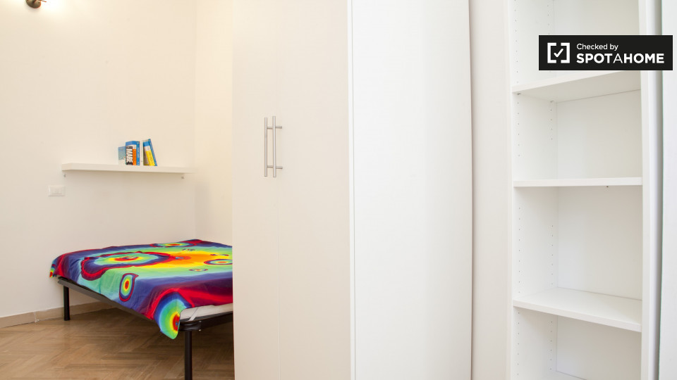 Immagine 18 di Camera condivisa in affitto  in Via Temistocle Calzecchi Onesti a Roma