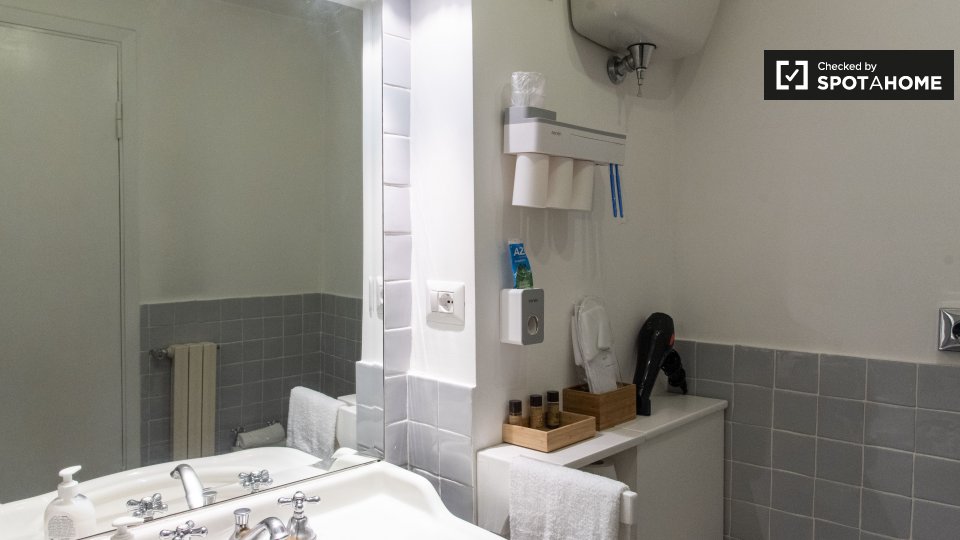 Immagine 13 di Appartamento in affitto  in Via del Pavone a Roma