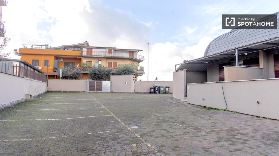 Immagine 9 di Camera condivisa in affitto  in Via di Carcaricola a Roma