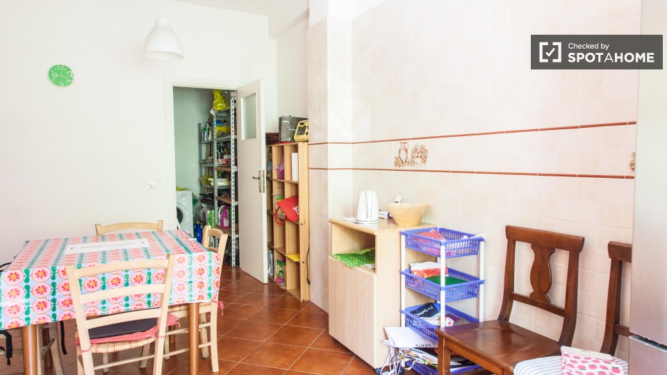 Immagine 5 di Camera condivisa in affitto  in Via Calpurnio Fiamma a Roma