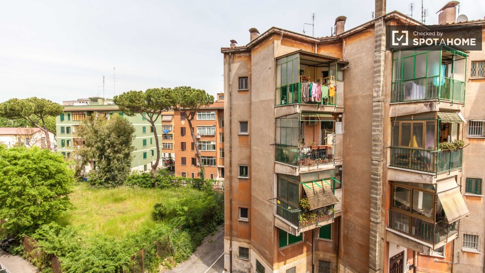 Immagine 12 di Camera condivisa in affitto  in Via Corinto a Roma