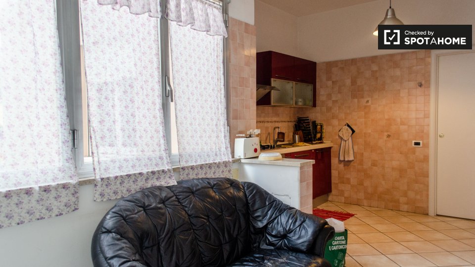 Immagine 16 di Camera condivisa in affitto  in Via Francesco De Vico, 00142 Roma RM, Italy a Roma