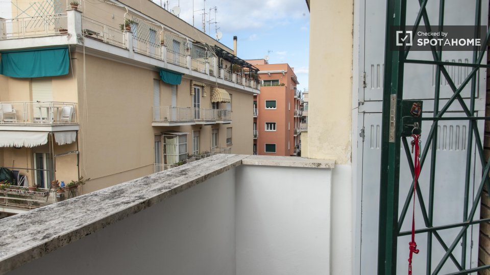 Immagine 18 di Appartamento in affitto  in Via Gian Luca Squarcialupo a Roma