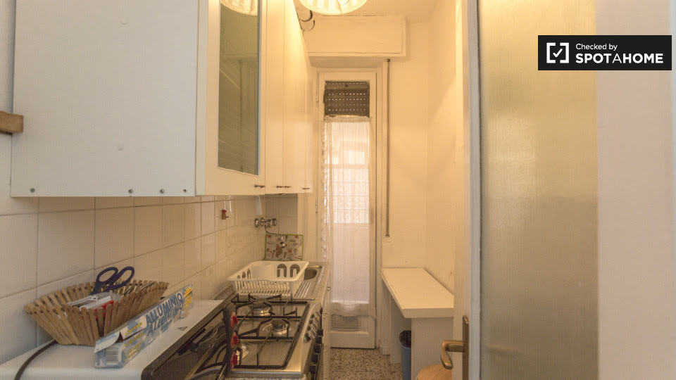 Immagine 10 di Camera condivisa in affitto  in Via Salasco a Milano