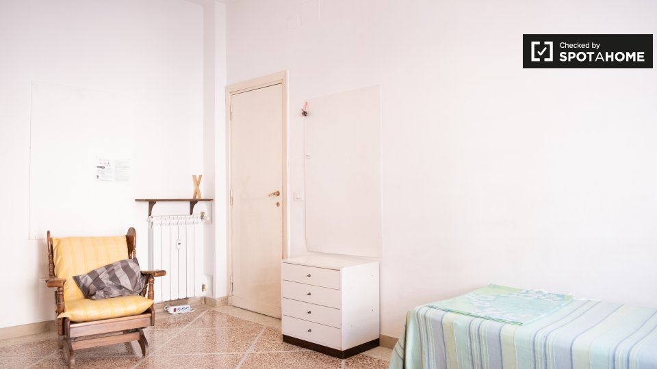 Immagine 16 di Camera condivisa in affitto  in Via Gabriello Chiabrera a Roma