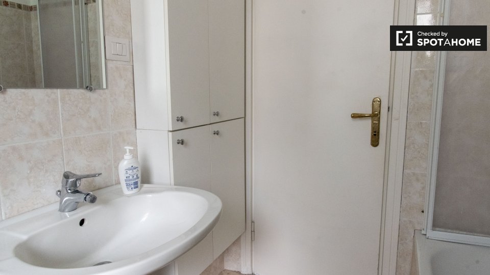 Immagine 12 di Camera condivisa in affitto  in Via Giacomo Trevis a Roma