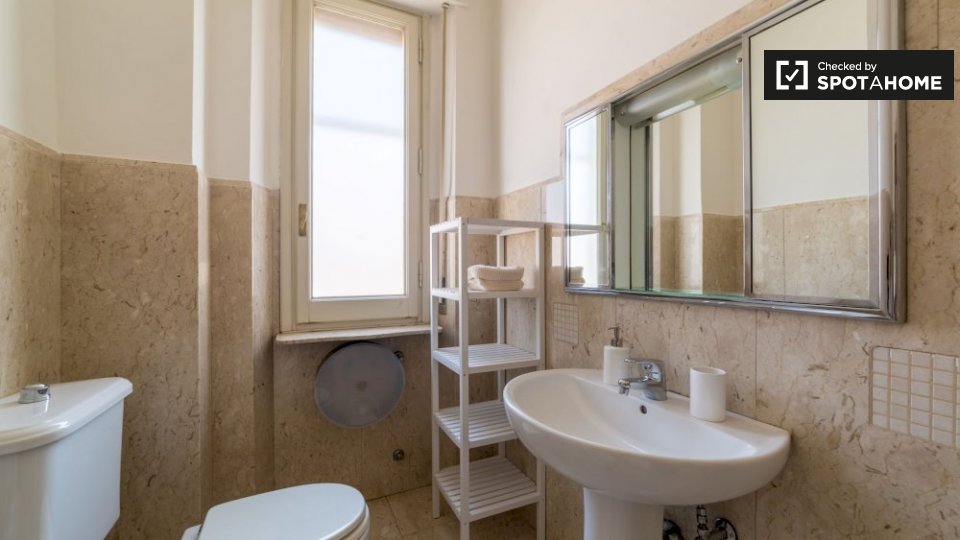 Immagine 17 di Camera condivisa in affitto  in Viale dei Mille a Firenze