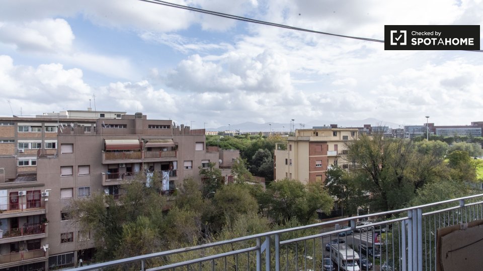 Immagine 5 di Camera condivisa in affitto  in Viale Palmiro Togliatti a Roma