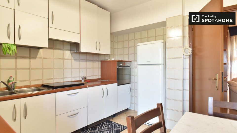 Immagine 5 di Camera condivisa in affitto  in Via Tullio Garbari, 00125 Roma RM, Italy a Roma