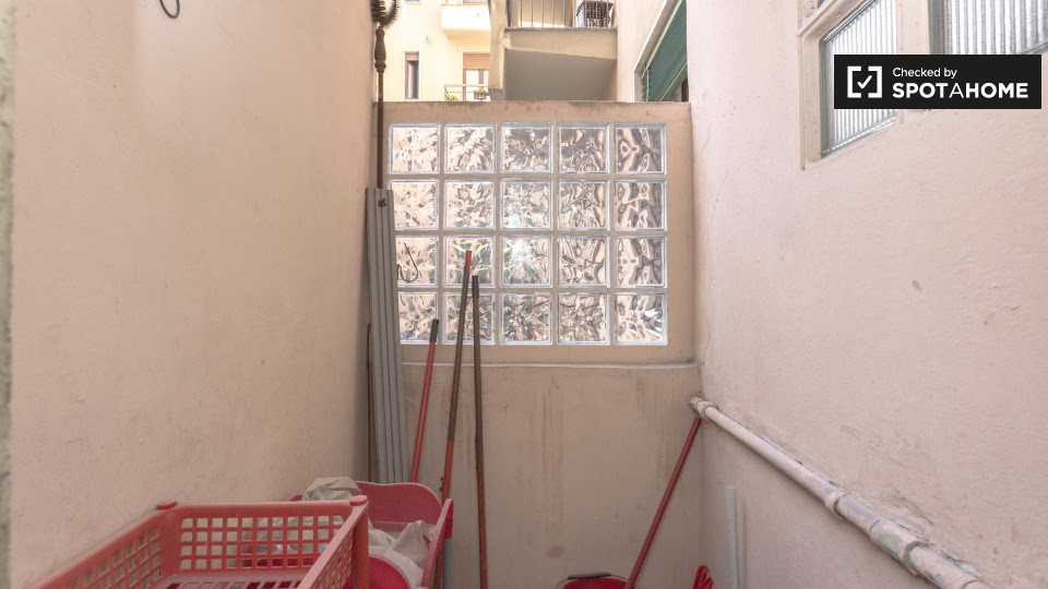 Immagine 17 di Camera condivisa in affitto  in Via Salasco a Milano