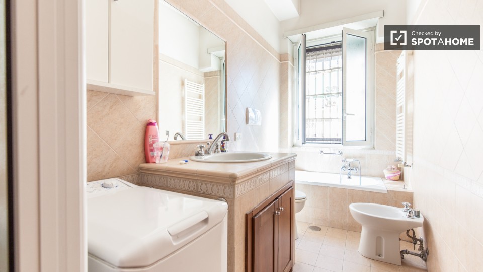 Immagine 4 di Camera condivisa in affitto  in Piazza Augusto Albini a Roma