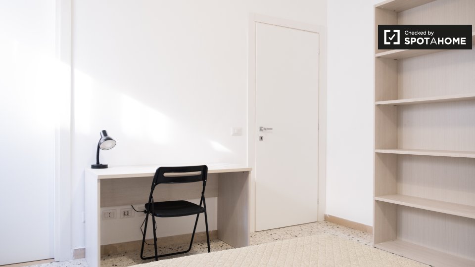 Immagine 3 di Camera condivisa in affitto  in Viale dei Salesiani a Roma