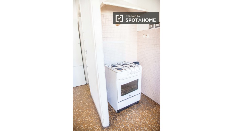 Immagine 13 di Camera condivisa in affitto  in Via Tuscolana a Roma