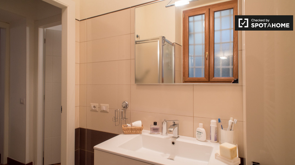 Immagine 19 di Camera condivisa in affitto  in Via Napoli a Roma