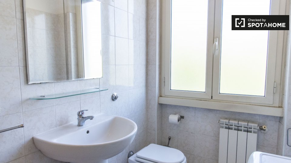 Immagine 9 di Camera condivisa in affitto  in Via Portuense a Roma