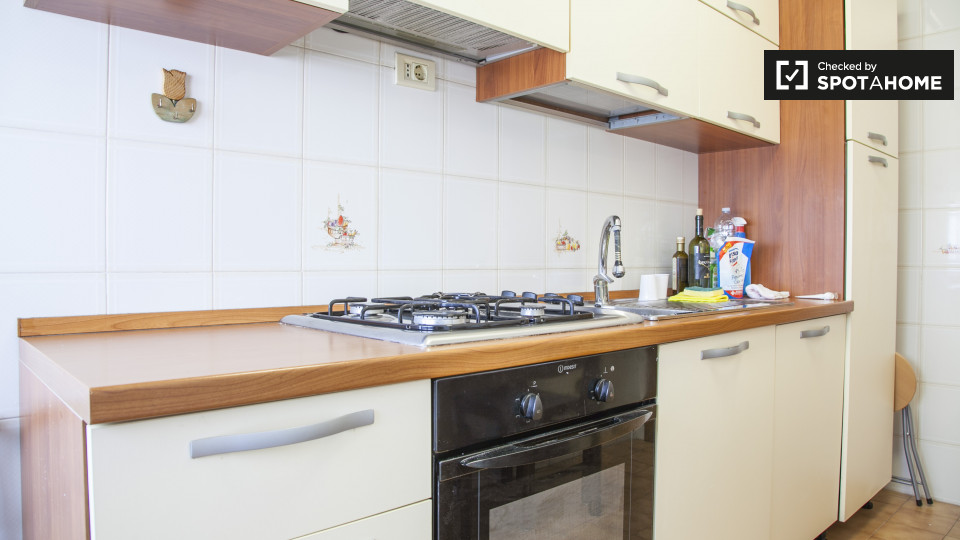 Immagine 7 di Camera condivisa in affitto  in Via Sestio Menas a Roma