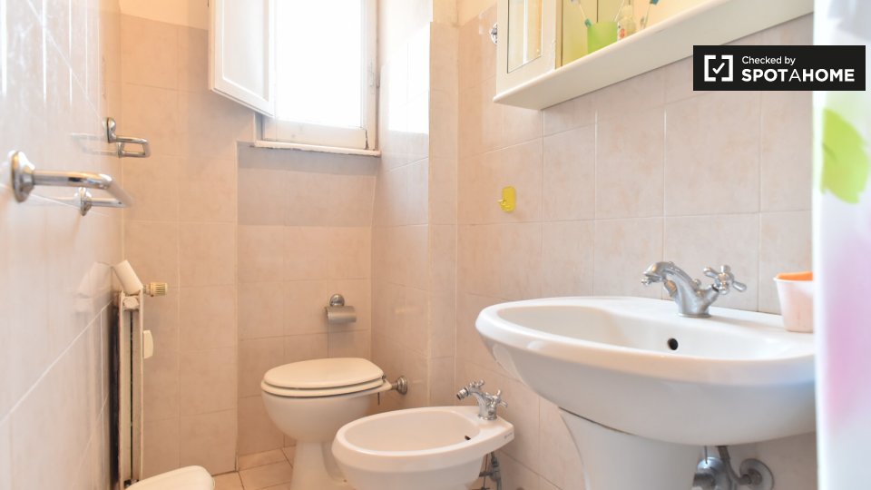 Immagine 14 di Camera condivisa in affitto  in Via Dacia a Roma