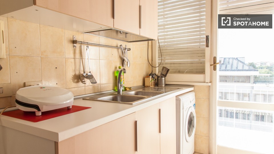 Immagine 9 di Camera condivisa in affitto  in Viale Jonio a Roma