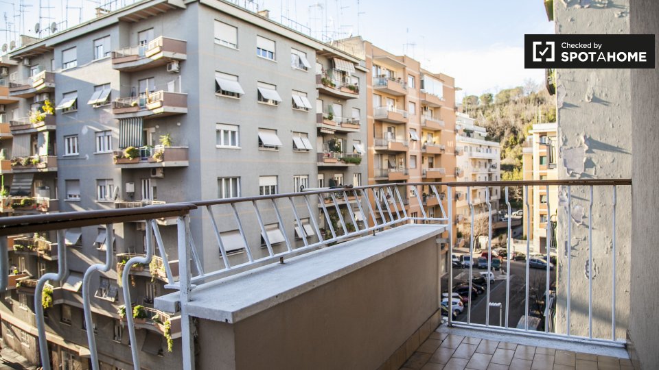 Immagine 5 di Camera condivisa in affitto  in Via Marcantonio Bragadin a Roma