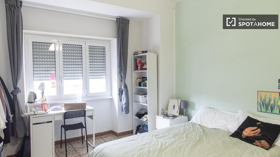 Immagine 1 di Camera condivisa in affitto  in Via Oderisi da Gubbio a Roma