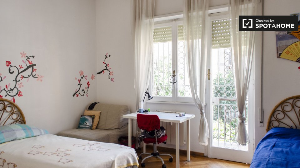 Immagine 1 di Camera condivisa in affitto  in Via Francesco De Vico, 00142 Roma RM, Italy a Roma