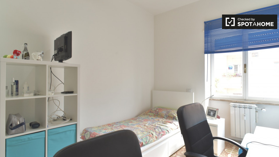 Immagine 15 di Camera condivisa in affitto  in Via Filippo Eredia a Roma