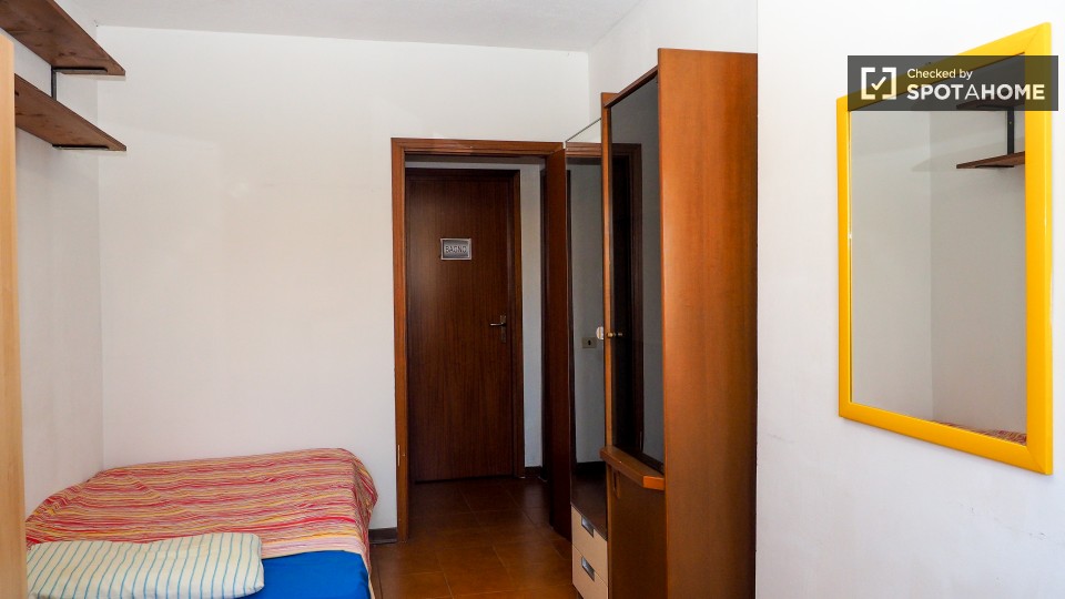 Immagine 2 di Camera condivisa in affitto  in Via dei Missaglia a Milano