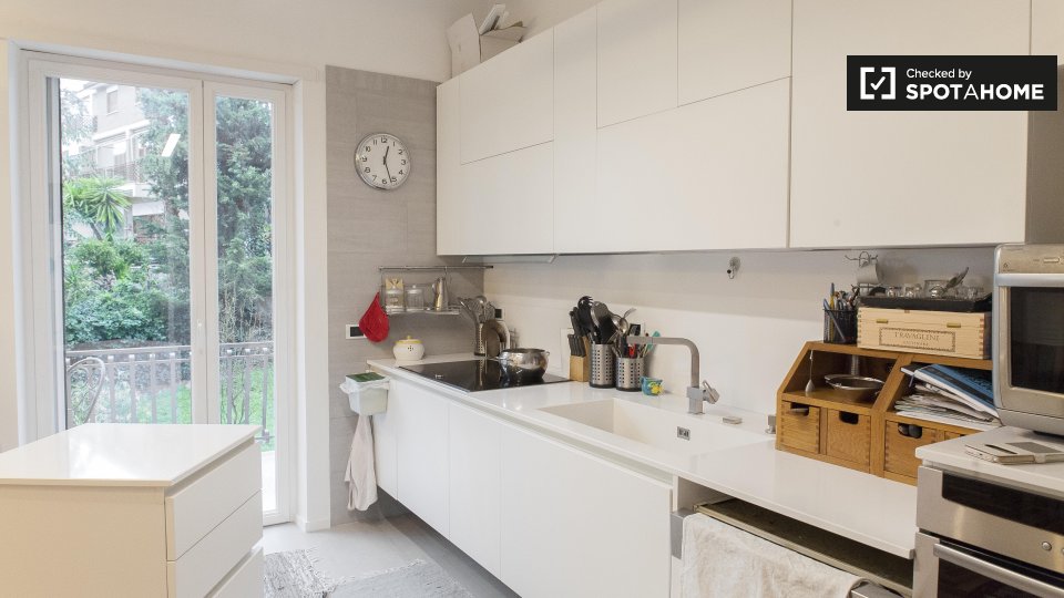 Immagine 12 di Camera condivisa in affitto  in Via Anite di Tegea a Roma