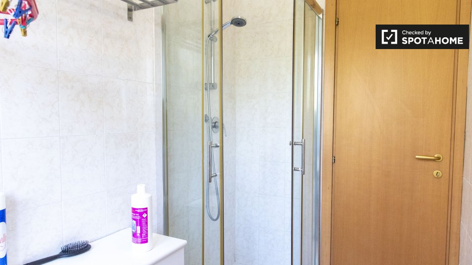 Immagine 14 di Camera condivisa in affitto  in Via Portuense a Roma