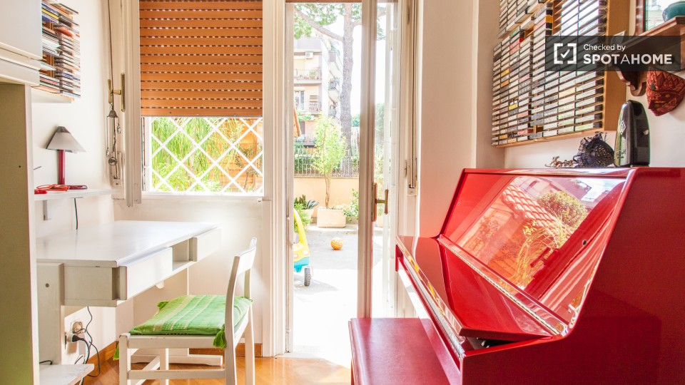 Immagine 2 di Camera condivisa in affitto  in Via Coviello a Roma