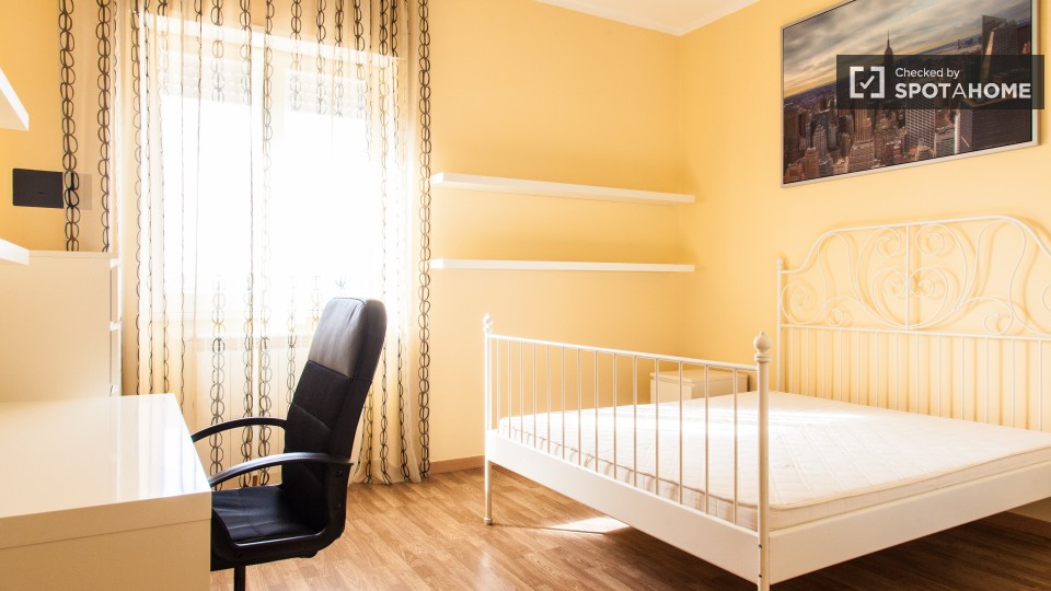 Immagine 3 di Camera condivisa in affitto  in Viale Jonio a Roma