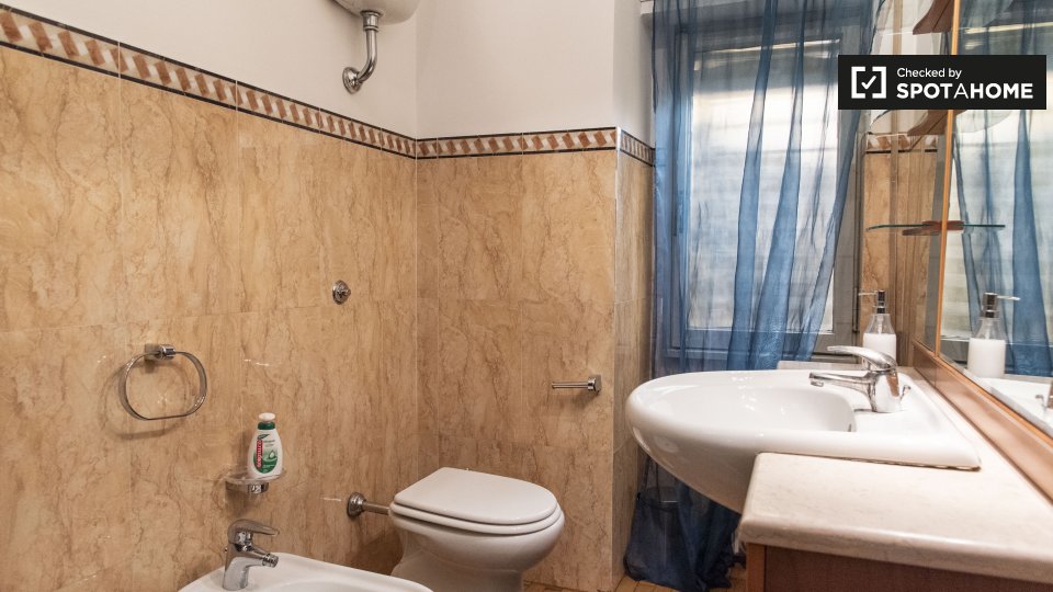 Immagine 7 di Camera condivisa in affitto  in Via Tigrè a Roma