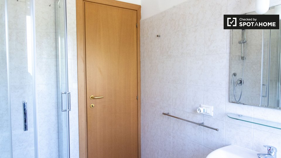 Immagine 11 di Camera condivisa in affitto  in Via Portuense a Roma