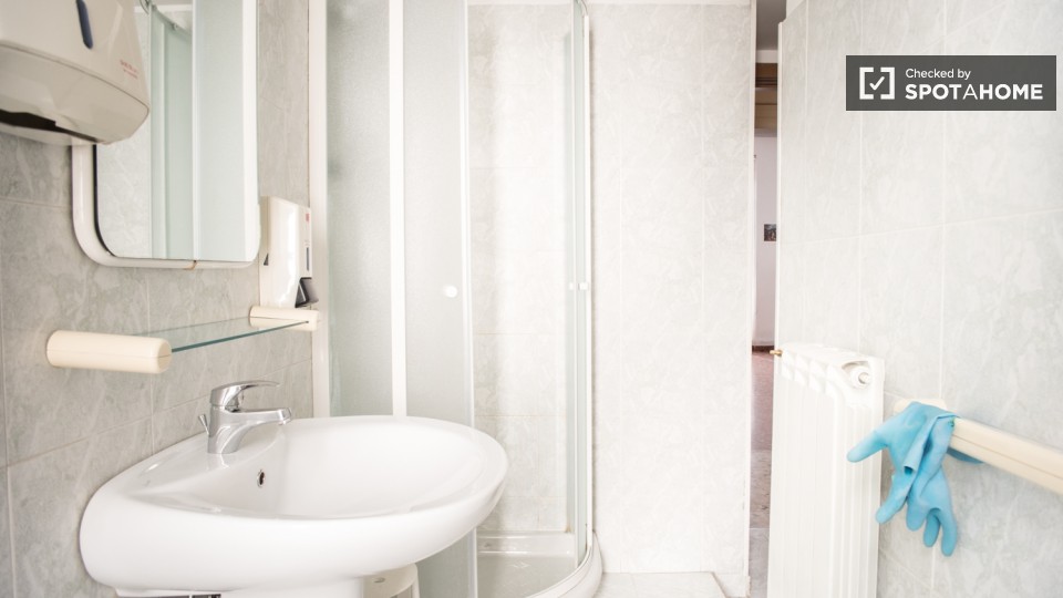 Immagine 18 di Camera condivisa in affitto  in Via Salaria a Roma