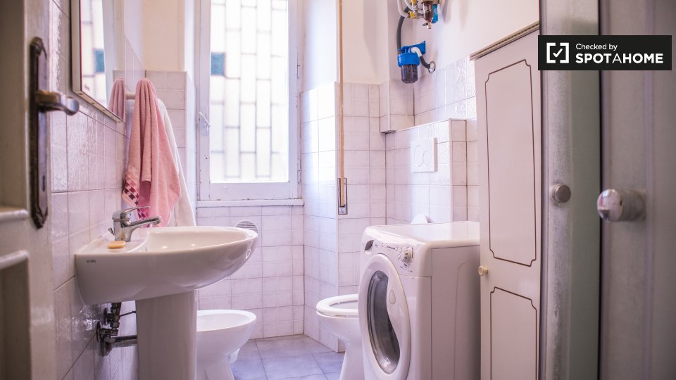 Immagine 10 di Camera condivisa in affitto  in Via Alessandro Cialdi, 00154 Roma RM, Italy a Roma