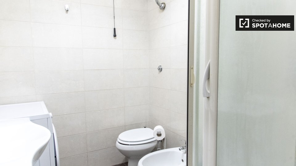 Immagine 9 di Camera condivisa in affitto  in Via Oderisi da Gubbio a Roma