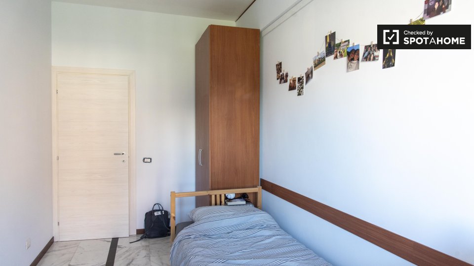 Immagine 4 di Camera condivisa in affitto  in Via Siria a Roma