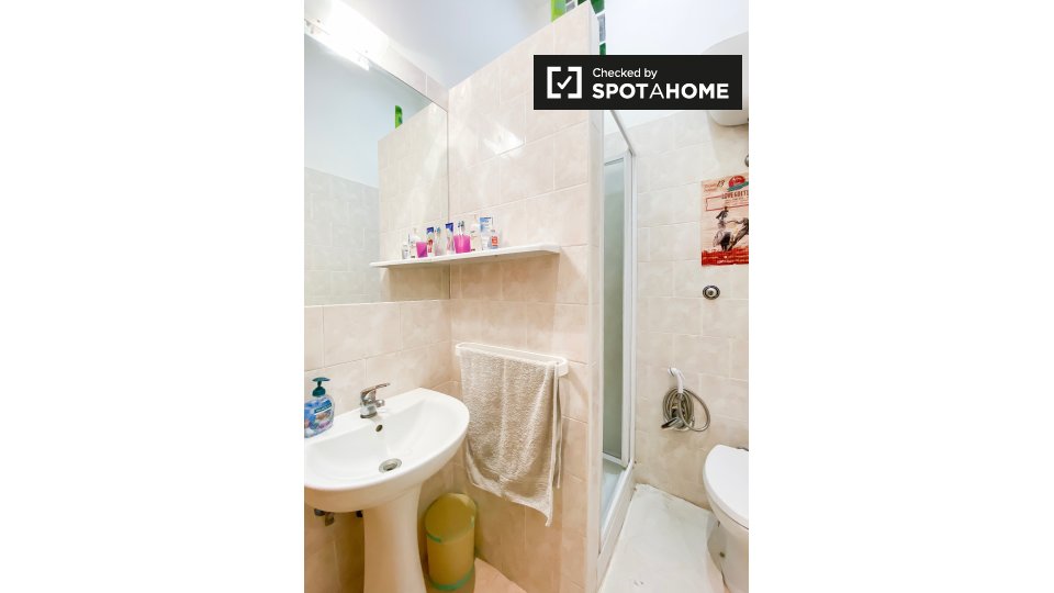 Immagine 15 di Camera condivisa in affitto  in Piazza Vittorio Emanuele II a Roma