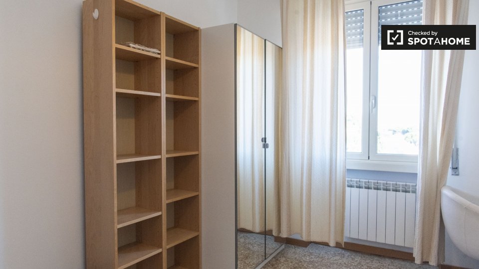 Immagine 4 di Camera condivisa in affitto  in Via Portuense a Roma