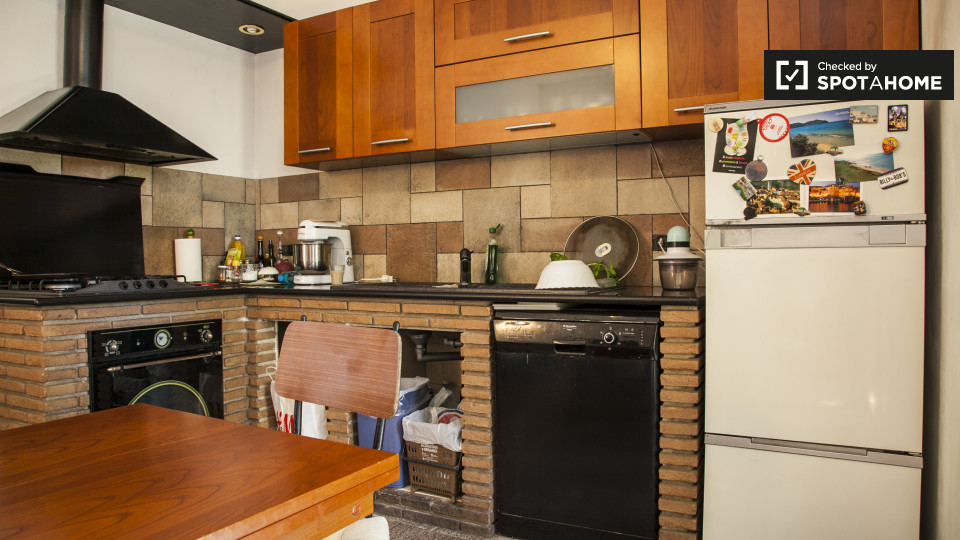 Immagine 6 di Camera condivisa in affitto  in Via dei Crispolti a Roma