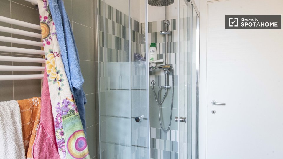 Immagine 6 di Camera condivisa in affitto  in Via Delle Azalee a Roma