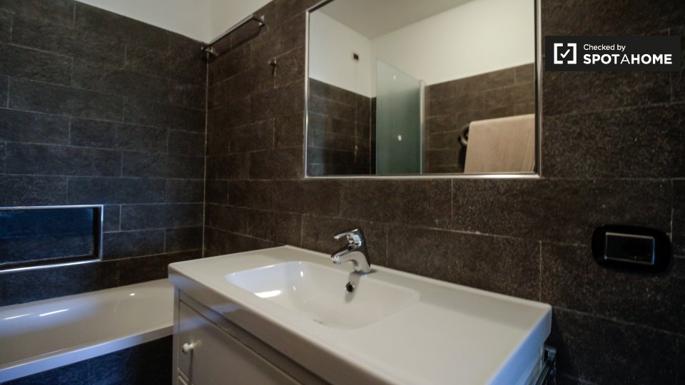 Immagine 18 di Ufficio in affitto  in Alzaia Naviglio Pavese, 20143 Milano MI, Italy a Milano