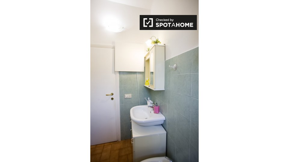 Immagine 16 di Camera condivisa in affitto  in Via Ernesto Ovidi a Roma