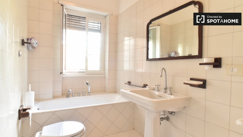 Immagine 12 di Camera condivisa in affitto  in Viale Giacomo Aicardi a Roma