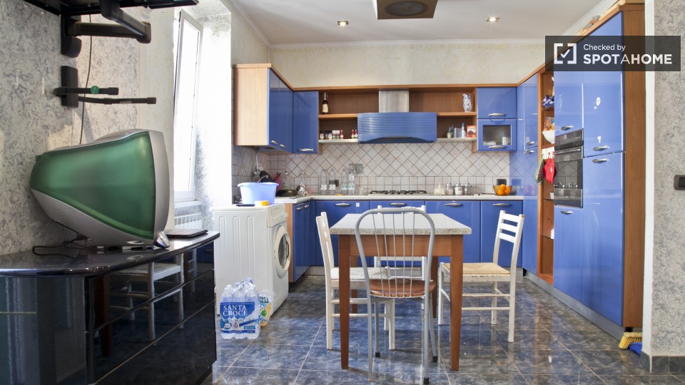 Immagine 10 di Camera condivisa in affitto  in Via dei Noci a Roma