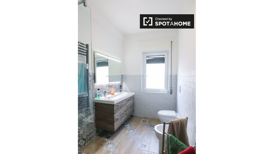 Immagine 15 di Camera condivisa in affitto  in Viale Giustiniano Imperatore a Roma