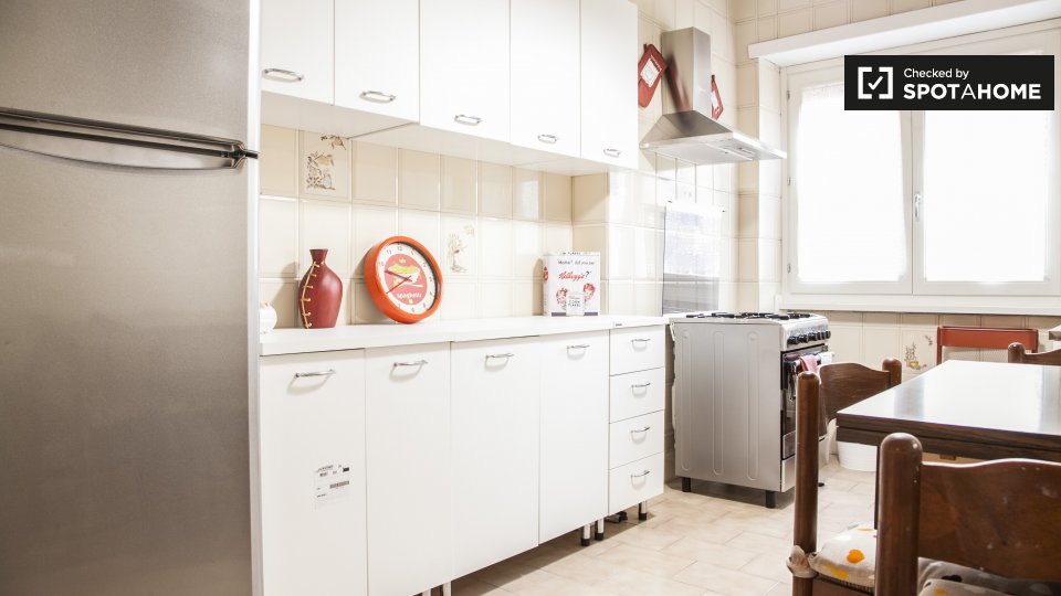 Immagine 7 di Camera condivisa in affitto  in Via Marcantonio Bragadin a Roma