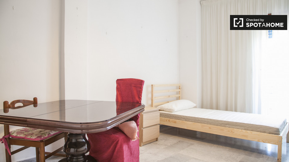 Immagine 4 di Camera condivisa in affitto  in Via Sestio Menas a Roma