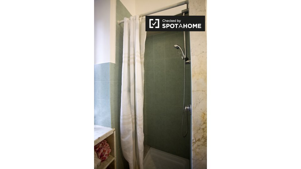 Immagine 17 di Camera condivisa in affitto  in Via Ernesto Ovidi a Roma